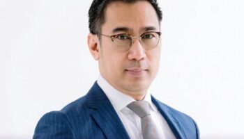 HM король назначает бывшего губернатора банка Таиланда Сетапута в Тайный совет