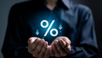 MPC снижает процентную ставку до 1%, сигнализируя о продолжении низкой ставки и потенциальных дальнейших сокращениях в случае возникновения рисков