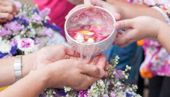 102-летняя «Кун Яй Уин» ходит без посторонней помощи на фестивале Сонгкран