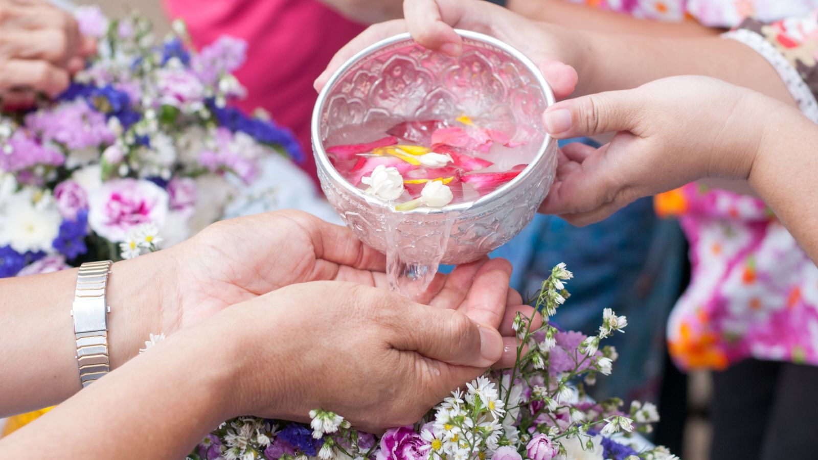 102-летняя «Кун Яй Уин» ходит без посторонней помощи на фестивале Сонгкран