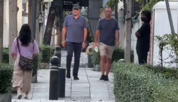 2 иностранных мужчины вмешиваются в предполагаемое домогательство на тротуаре Бангкока