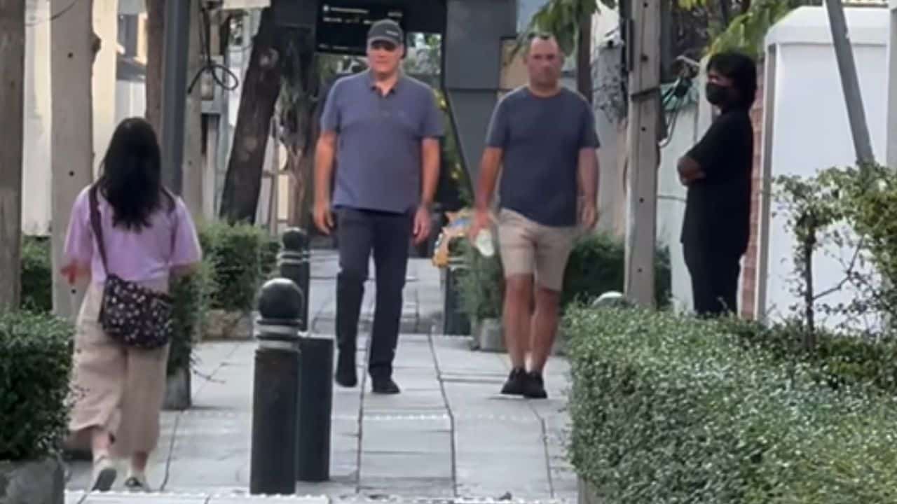 2 иностранных мужчины вмешиваются в предполагаемое домогательство на тротуаре Бангкока