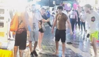 3 иностранных мужчины нападают на другого иностранца на праздновании Сонгкрана в Паттайе