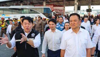 Анутин осматривает станцию Крунг Тхеп Апхиват перед наплывом путешественников во время Сонгкран.