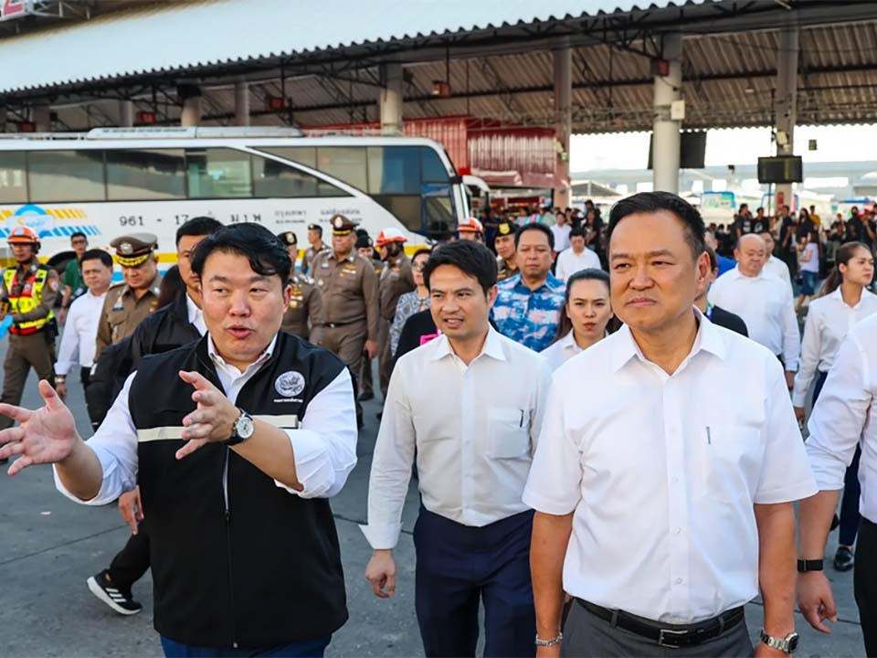 Анутин осматривает станцию Крунг Тхеп Апхиват перед наплывом путешественников во время Сонгкран.