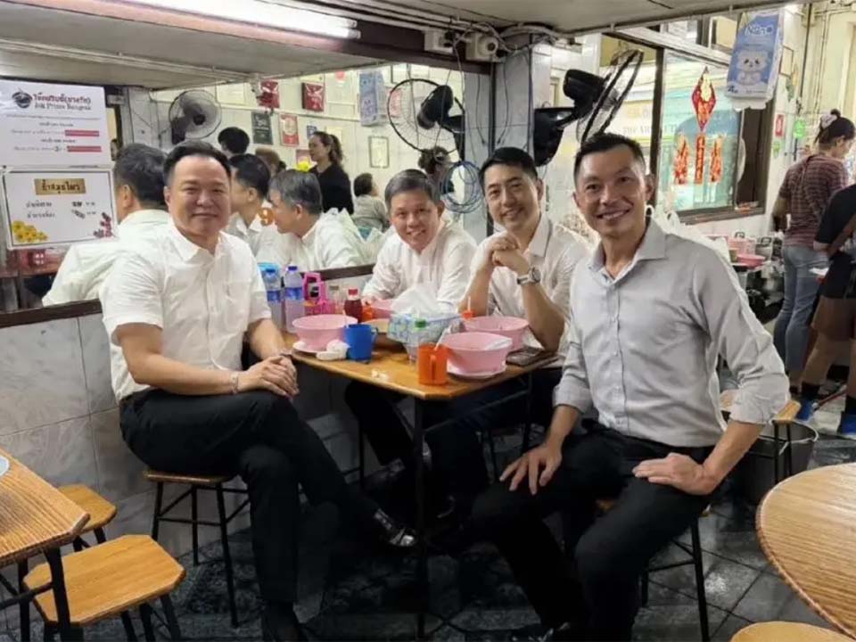 Анутин принимает Сингапурского Чан Чун Синга на неформальном дипломатическом завтраке в Бангкоке