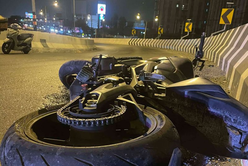 Большой байкер погиб, упав в канал в Патум Тани