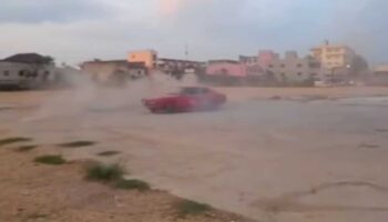 Британец извиняется после того, как его автомобиль занесло рядом с мероприятием Сонгкран