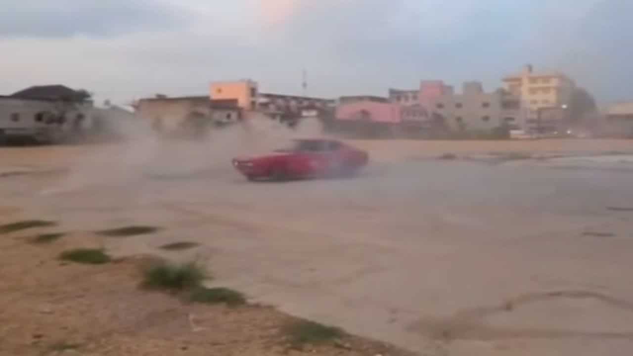 Британец извиняется после того, как его автомобиль занесло рядом с мероприятием Сонгкран