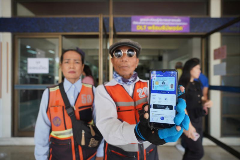 Водители приветствуют помощь, раздражаются от правил