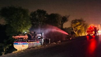 Груженый топливный танкер перевернулся после того, как водитель задремал