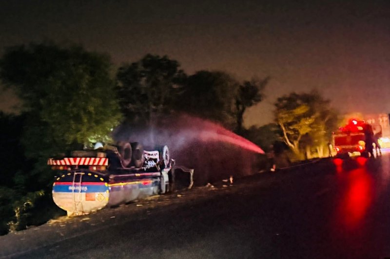 Груженый топливный танкер перевернулся после того, как водитель задремал