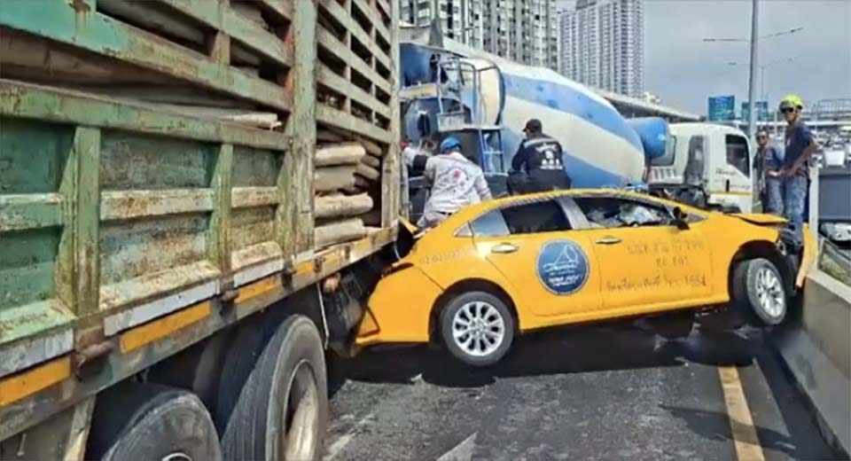 Грузовик с деревом сбил 7 автомобилей в Бангкоке, 1 мертв, несколько раненых