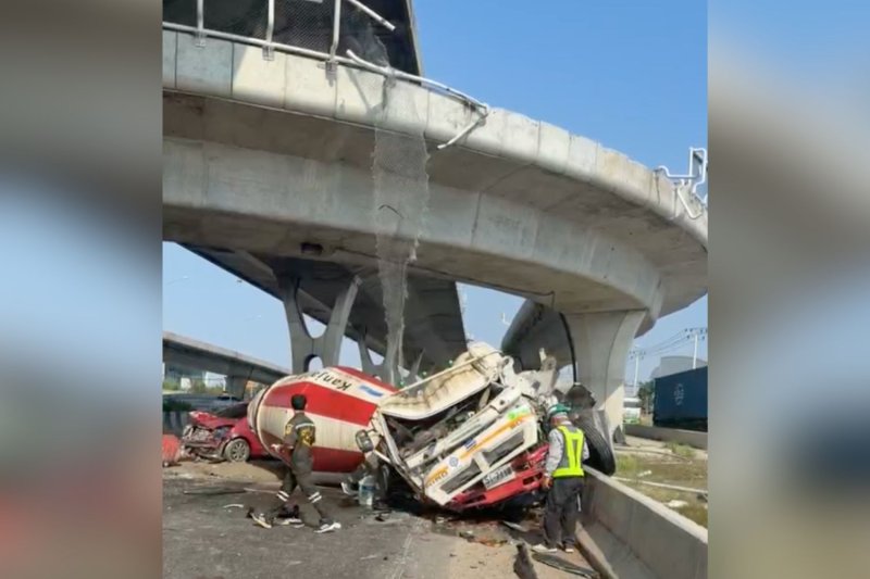 Грузовик с цементом упал с моста на трассу Бангна-Трат