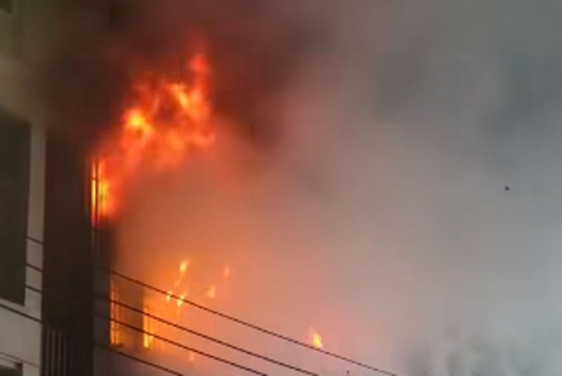 Две женщины погибли, два мужчины травмированы в результате пожара в таунхаусе