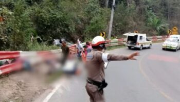 Девять человек погибли, когда семейный пикап разбился с горной дороги