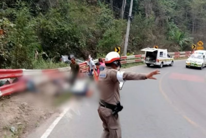 Девять человек погибли, когда семейный пикап разбился с горной дороги