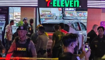 Женщина врезалась на автомобиле в магазин у дома в Бангкоке, ранив 8 человек