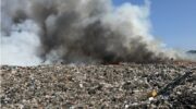 Жители города Пхукет предупреждены о дыме от пожара на свалке