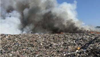 Жители города Пхукет предупреждены о дыме от пожара на свалке