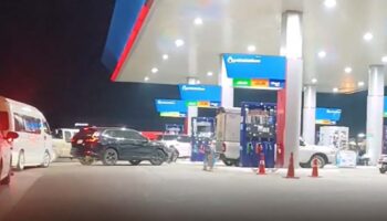 Жители Удон Тхани спешат на заправочные станции перед повышением цен, некоторые выбирают спать у насосов, так как рост цен давит на них