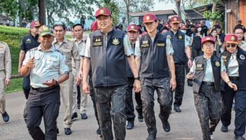 Заместитель премьер-министра Сучарт инспектирует кризис северного смога, поскольку борьба с лесными пожарами усиливается по всему Чиангмаю