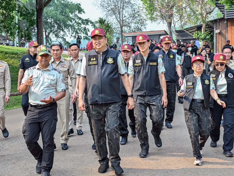 Заместитель премьер-министра Сучарт инспектирует кризис северного смога, поскольку борьба с лесными пожарами усиливается по всему Чиангмаю