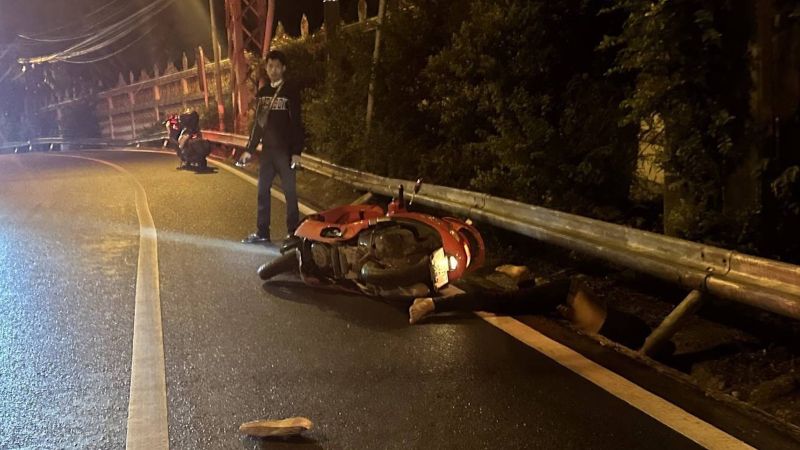 Иностранец госпитализирован в критическом состоянии после ДТП на спуске в холма в Патонге