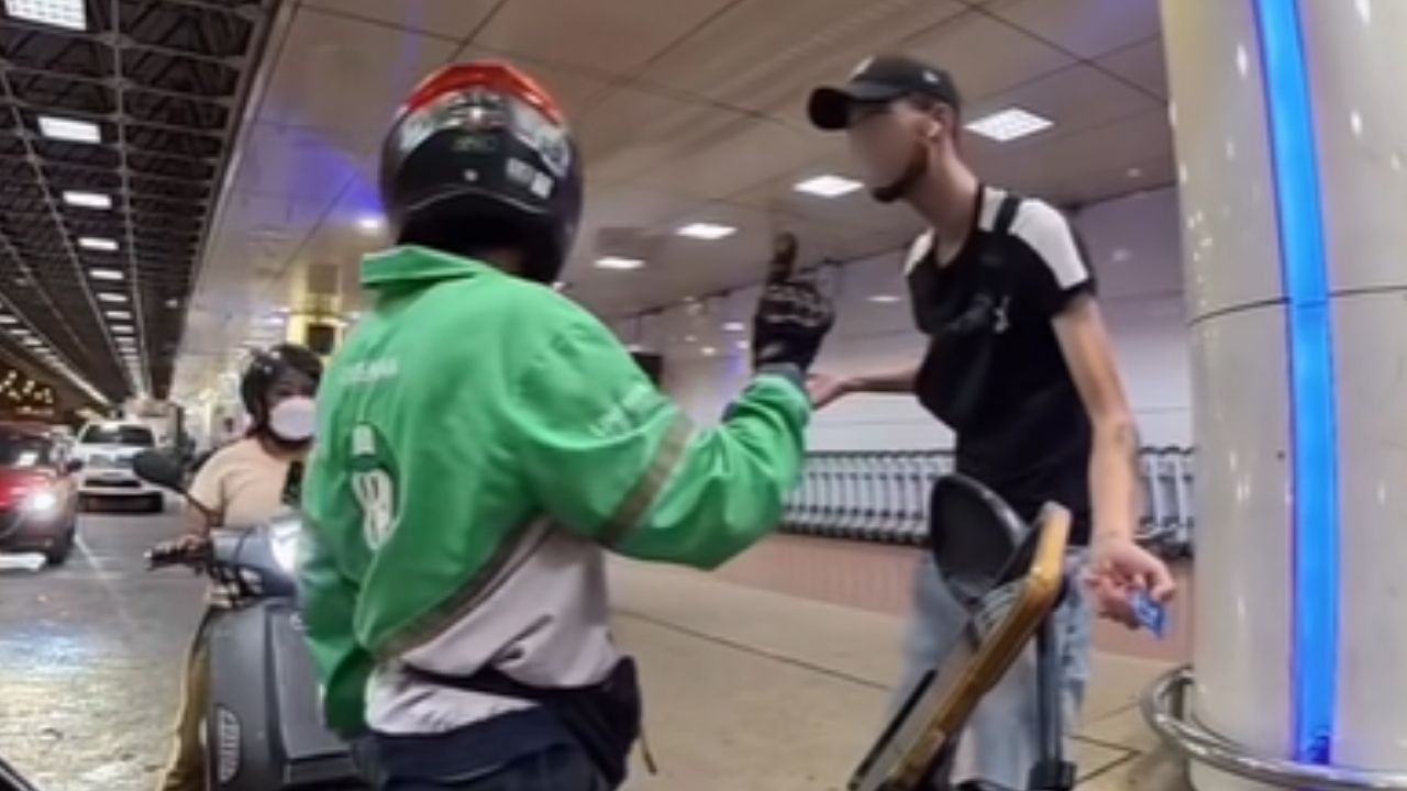 Иностранец недоплачивает за поездку на такси от Наны до аэропорта Дон Муанг