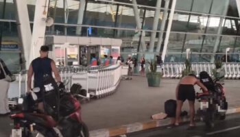 Иностранные туристы подверглись критике за оставление арендованных мотоциклов в аэропорту Пхукета