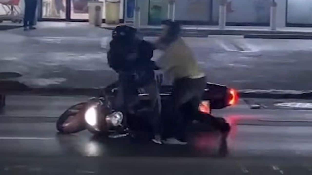 Иностранный пассажир благополучно сбегает после того, как два таксиста сцепились в бою на дороге в Бангкоке.