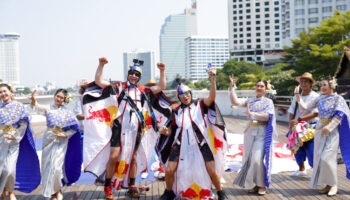 Исторический полет на крыльях-костюме над горизонтом Бангкока знаменует собой новую главу в приключенческом туризме Таиланда