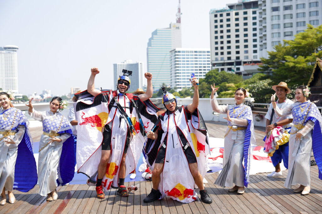 Исторический полет на крыльях-костюме над горизонтом Бангкока знаменует собой новую главу в приключенческом туризме Таиланда