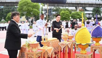 Их Величества возглавляют великое столетнее посвящение королю Ваджиравадху в парке Лумпини в Бангкоке