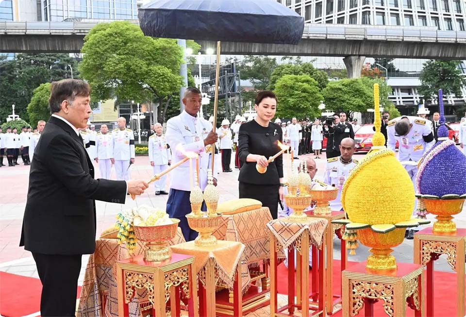 Их Величества возглавляют великое столетнее посвящение королю Ваджиравадху в парке Лумпини в Бангкоке