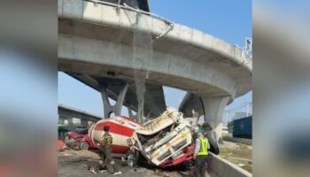 КамАЗ с цементом упал с моста на шоссе Бангна-Трат