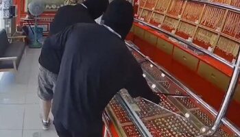 Китайские подозреваемые задержаны в течение нескольких часов после вооруженного ограбления ювелирного магазина в Корате