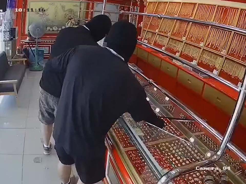 Китайские подозреваемые задержаны в течение нескольких часов после вооруженного ограбления ювелирного магазина в Корате