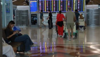 Китайца арестовали в аэропорту Бангкока после краж во время рейса