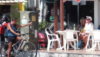 Когда Сонгкран охватывает Паттайю, повседневная жизнь приостанавливается, но должны ли быть границы