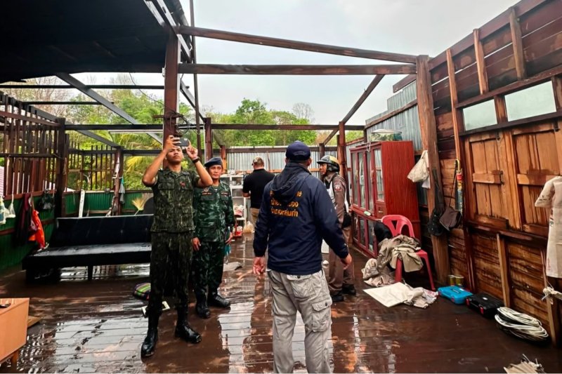 Крыша улетела с дома в сильный шторм