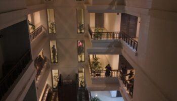 Мать и сын спасены из кондоминиума, подожжённого ирландским мужем