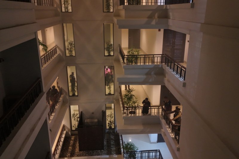 Мать и сын спасены из кондоминиума, подожжённого ирландским мужем