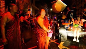 Монахи были поставлены на испытательный срок после празднования Сонгкран на обочине дороги.