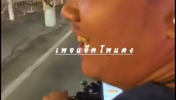 Мотоциклист снял на видео, как ударил индийского туриста по голове в Паттайе