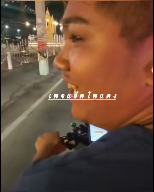 Мотоциклист снял на видео, как ударил индийского туриста по голове в Паттайе