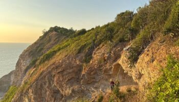 Мьянманец найден мёртвым у подножия утёса на Кох Ларн