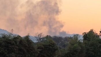 Насилие на тайско-мьянмарской границе переходит в Так, так как минометные снаряды попадают в деревню, среди раненых есть дети.