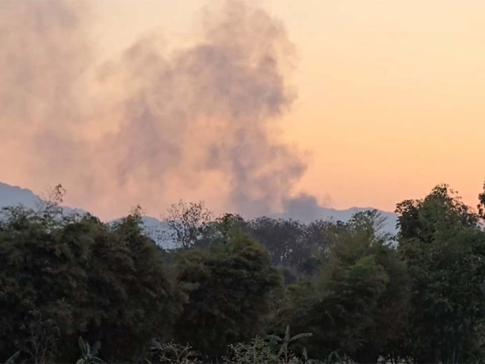 Насилие на тайско-мьянмарской границе переходит в Так, так как минометные снаряды попадают в деревню, среди раненых есть дети.
