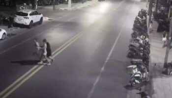 Нелицензированный водитель биметаллического BMW сбивает трансженщину в Пхукете, поднимая уроненный телефон